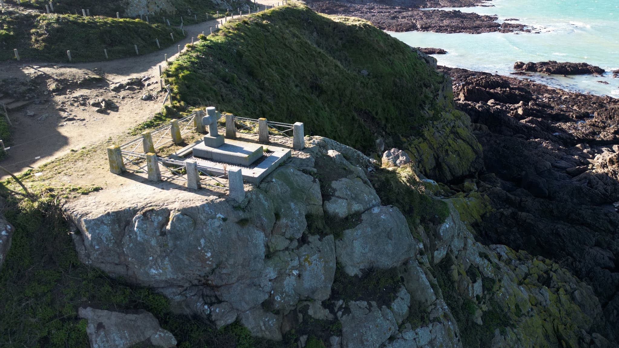 La tombe de l'écrivain français François-René Chateaubriand, menacée par l'érosion sur l'île du Grand Bé, au large de la côte de Saint-Malo, le 14 novembre 2023. La tombe de l'écrivain français François-René Chateaubriand, menacée par l'érosion sur l'île du Grand Bé, au large de la côte de Saint-Malo, le 14 novembre 2023.