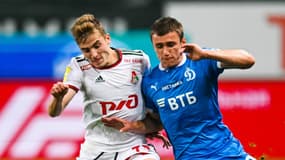 Maksim Petrov (à gauche) contre Dmitri Begun lors du match Lokomotiv-Dynamo, le 10 juillet 2022