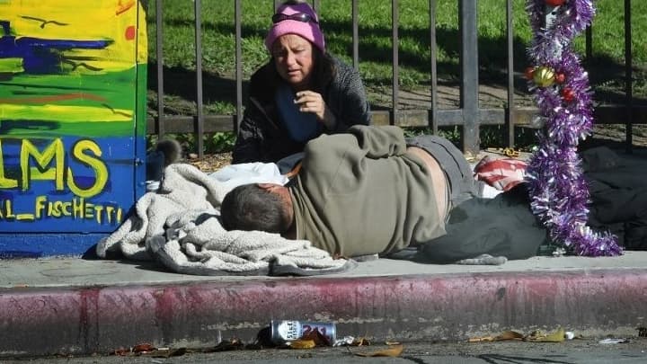 Un couple de sans-abri campe dans une rue de Los Angeles, en Californie, le 25 décembre 2018 (photo d'illustration)
