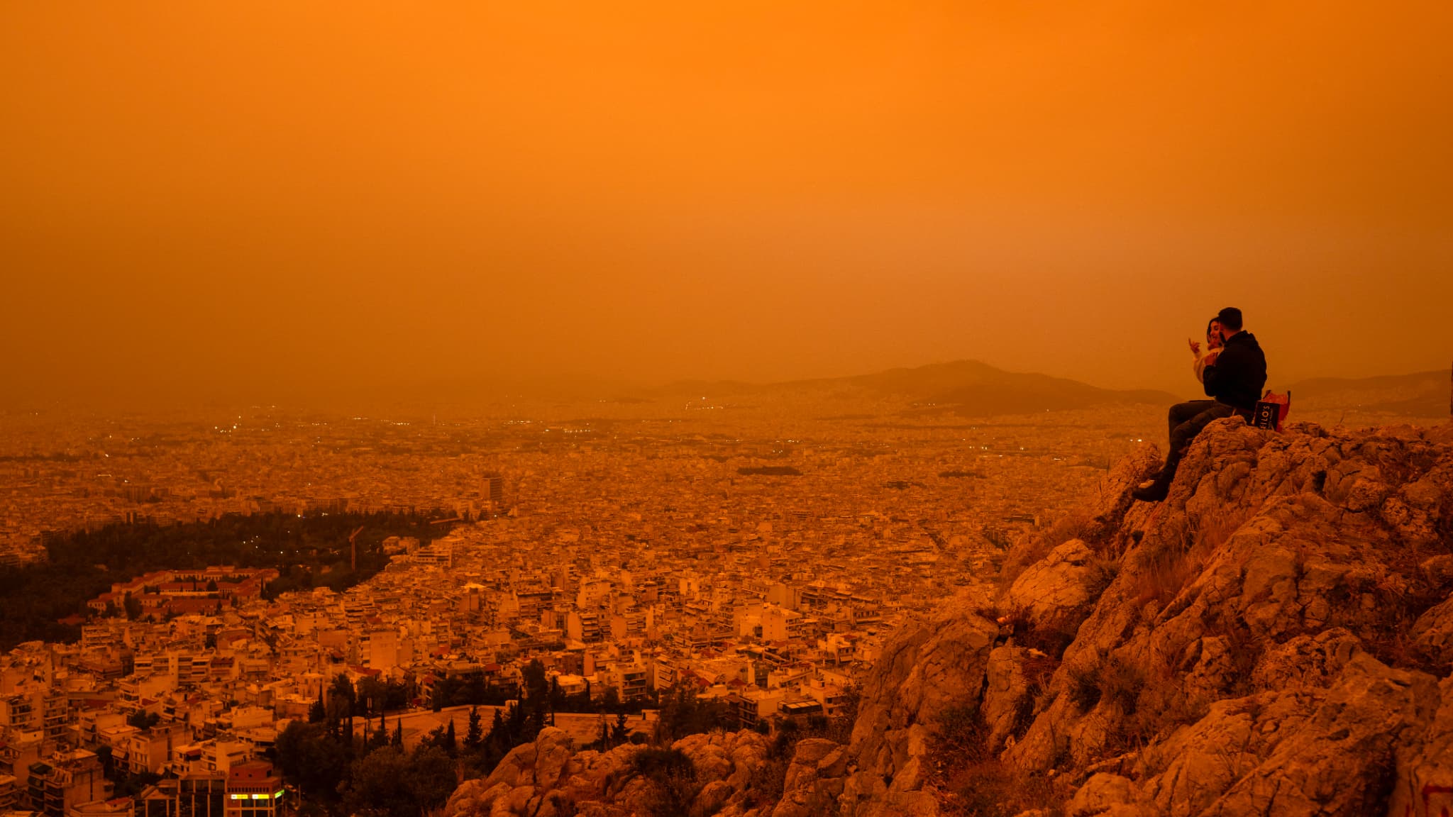 Un nuage de sable du Sahara envahit le ciel d'Athènes, le 23 avril 2024