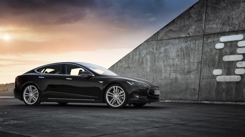 La Model 3 se veut être la première voiture abordable lancée par Tesla. Avec presque 400.000 commandes, l'engouement est là. Reste à concrétiser pour Elon Musk, le patron de la firme.