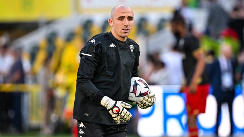 Paul Bernardoni avec Angers en juin 2023