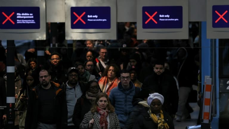 Des voyageurs gare de Lyon à Paris le 16 février 2024 lors d'une grève des contrôleurs de la SNCF. (Illustration)