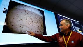 Tom Hoffman, chef du projet InSight, montre la première photo de Mars envoyée par la sonde le 26 novembre 2018