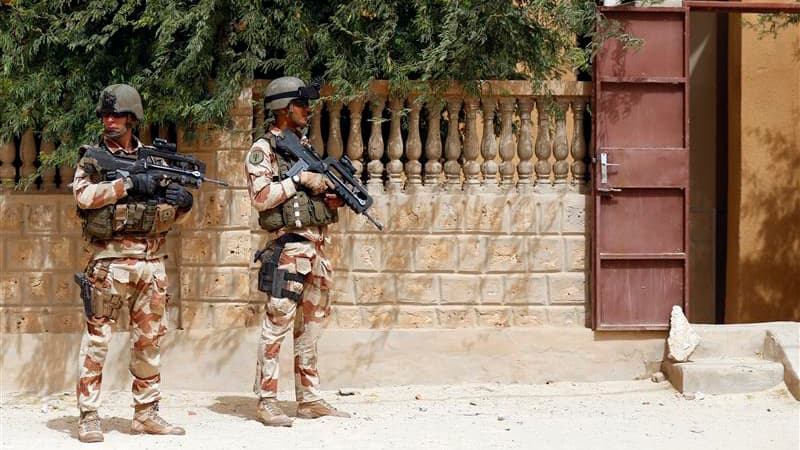 Soldats français à Tombouctou. Dans une interview à paraître mercredi dans Metro, le ministre des Affaires étrangères Laurent Fabius déclare que les troupes françaises devraient commencer à quitter le Mali en mars. /Photo prise le 31 janvier 2013/REUTERS/