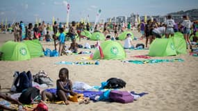 Des enfants sur la plage de Deauville, le 24 août 2022, dans le cadre de la "Journée des oubliés des vacances" organisée par le Secours Populaire