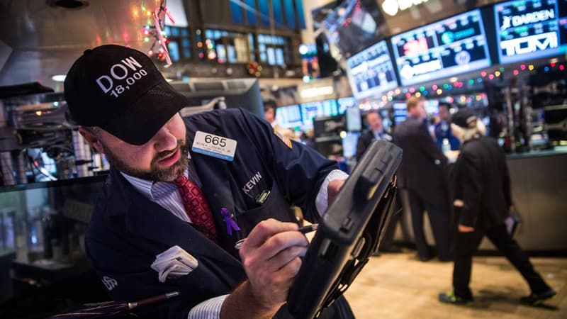 Un trader de Wall Street salue à sa façon le retour du Dow Jones au-dessus des 18000 points.