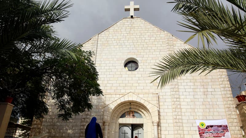 Des fidèles chrétiens arrivent pour assister à la messe du jour de Noël à l'église catholique romaine de la Sainte-Famille dans la ville de Gaza, le 25 décembre 2017. (photo d'illustration)