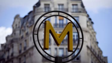Un signe indiquant le métro dans Paris.