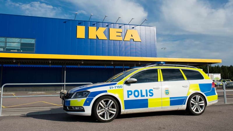 Une voiture de police devant le magasin Ikea où s'est déroulé le double meurtre