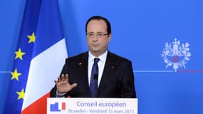 Conférence de presse de François Hollande à Bruxelles. Paris et Londres ont obtenu vendredi que l'Union européenne réexamine dès la semaine prochaine son embargo sur les armes à destination de la Syrie afin d'aider l'opposition à chasser Bachar al Assad d