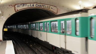 Métro sur la ligne 12 à Paris.