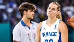 Marine Johannès à la fin de la finale de basket France - Etats-Unis, JO de Paris 2024, 11 août 2024