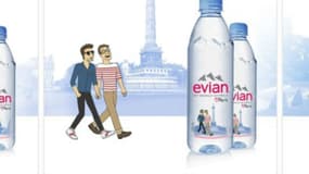 L'un des douze visuels des bouteilles d'Evian présentant des quartiers de Paris met en scène deux hommes se tenant la main