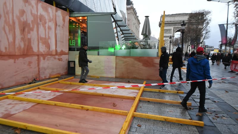Palissades installées devant les vitrines du drugstore Publicis sur les Champs-Elysées