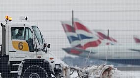 A l'aéroport londonien d'Heathrow. La vague de froid et de neige n'a offert que très peu de répit à l'Europe dimanche, désorganisant le trafic aérien et perturbant les transports en plein départ pour les congés de Noël. /Photo prise le 19 décembre 2010/RE