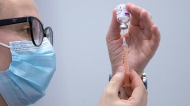 Un infirmier prépare une dose de vaccin AstraZeneca/Oxford Covid-19 dans un centre de vaccination à Edimburg (Ecosse), le 1er février 2021.