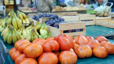 Vente de fruits et légumes bio sur un marché (image d'illustration).