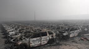 Des carcasses de voitures calcinées après l'explosion en Chine