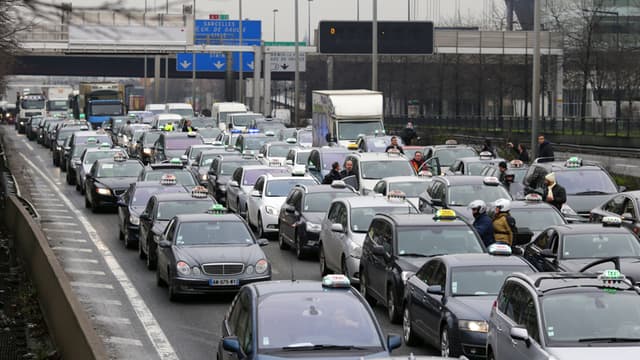 Plusieurs milliers de taxis ont manifesté, jeudi 10 janvier, provoquant des embouteillages monstres aux entrées des grandes agglomérations.