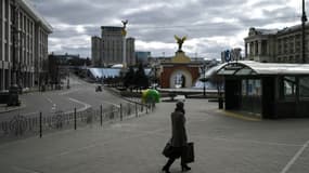 Un civil traverse la place Maïdan à Kiev, le 27 février 2022.