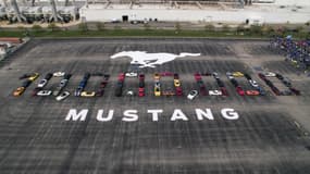 Le chiffre 10 millions formés par un rassemblement de Mustang de toutes les générations