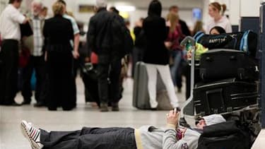 Passagers en attente à l'aéroport de Manchester. Le trafic aérien au départ et à destination de la Grande-Bretagne est perturbé jeudi en raison de l'éruption d'un volcan en Islande, dont le nuage de cendres s'est propagé sur les Îles britanniques. /Photo