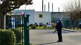 Un policier à l'entrée de la prison d'Arles (Bouches-du-Rhône), le 3 janvier 2025