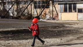 Un enfant joue avec un ballon dans un camp de migrants en Serbie, le 9 janvier 2016