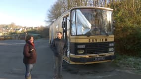 Cécile Perrichon et Mathieu Pacaud devant leur bus en panne, Ille-et-Vilaine, janvier 2025