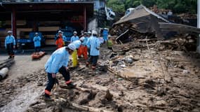 Des secouristes dans les dégâts après les pluies torrentielles à Kumano, au Japon, le 9 juillet 2018