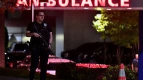 Un policier armé patrouille devant le centre médical Central Maine après des fusillades à Lewiston, dans le Maine, aux États-Unis, le 26 octobre 2023