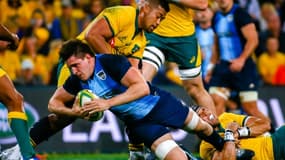 L'Argentin Tomas Lavaninitoma (en bas) est plaqué par l'Australien Christian Lealiifano lors du Rugby Championship, le 27 juillet 2019 à Brisbane