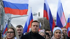 Photo d'archives du 29 février 2020 montrant l'opposant russe Alexeï Navalny (au centre) lors d'une marche en hommage à l'opposant russe assassiné Boris Nemtsov, à Moscou