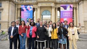 Photo de famille des députés élus Nouveau Front populaire à leur arrivée à l'Assemblée nationale pour la journée d'accueil, le 1er juillet 2024 à Paris