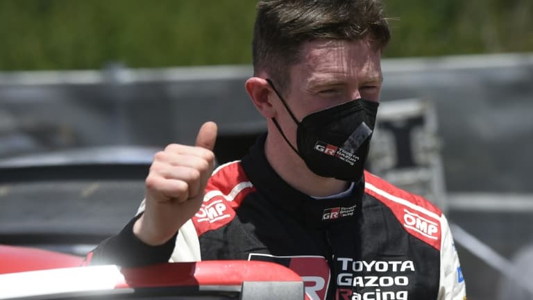 Le pilote gallois Elfyn Evans célèbre sa victoire dans le rallye du Portugal près de Fafe, le 23 mai 2021 .
