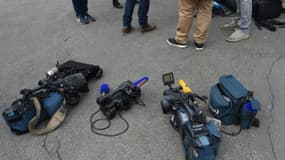 Des caméras de journalistes sont posées au sol à Lourdes le 17 mars 2016