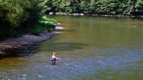 Un homme pêchant dans la rivière du Lot à Entraygues-sur-Truyère (Aveyron), le 7 août 2018. (Photo d'illustration)