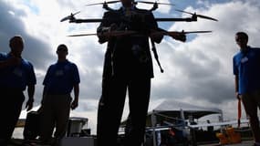 Le Gouverneur de Virginie Terry McAuliffe lors d'une démonstration de drone à l'université Virginia Tech, le 13/07/15.