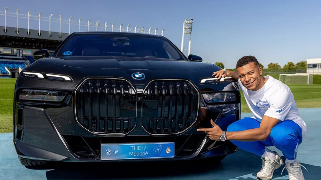 Kylian Mbappé tout sourire avec sa nouvelle voiture au Real Madrid, le 16 octobre 2025 Kylian Mbappé tout sourire avec sa nouvelle voiture au Real Madrid, le 16 octobre 2025