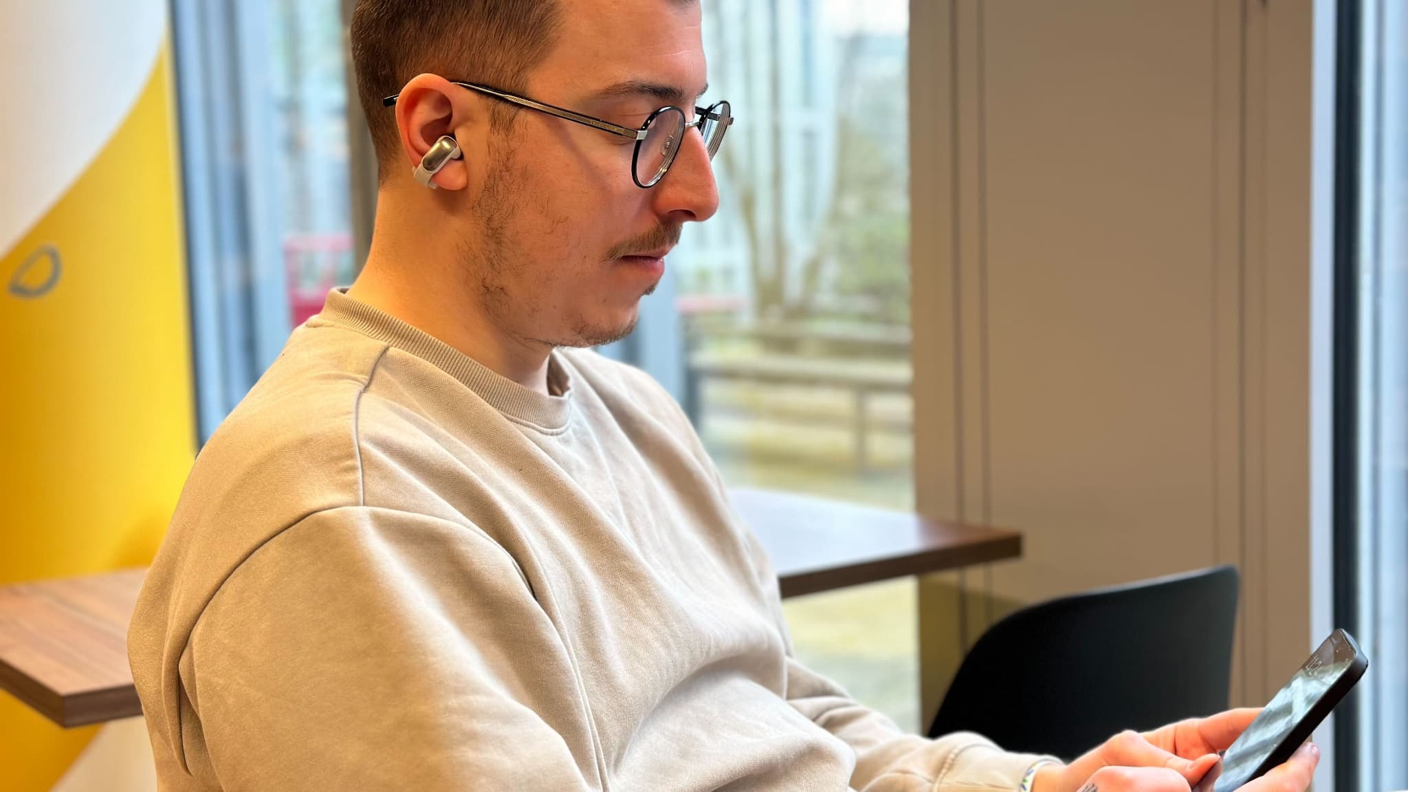 Les Bose Ultra se clipse à l'arrière de l'oreille. Les Bose Ultra se clipse à l'arrière de l'oreille.
