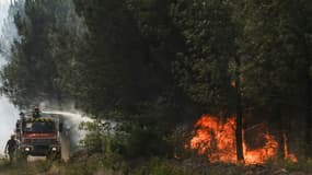 Mobilisation des pompiers en Gironde pour tenter de contenir les incendies, le 17 juillet 2022