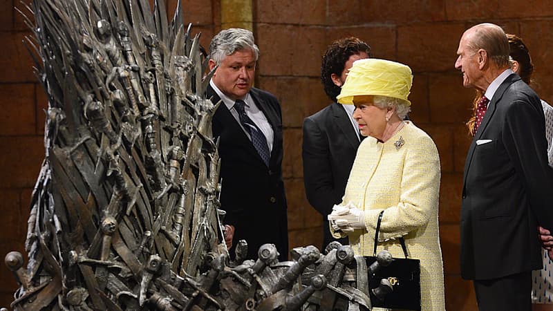 La reine d'Angleterre sur le tournage de "Game of Thrones", à Belfast, en juin 2014.
