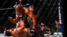 Ciryl Gane inflige un KO à Tai Tuivasa lors de l'UFC Paris en septembre 2022