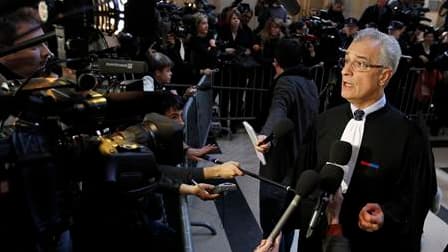 Me Jean-Yves Le Borgne, avocat de l'ancien chef de cabinet de Jacques Chirac à la mairie de Paris, Rémy Chardon, a défendu la "question prioritaire de constitutionnalité", relative à la prescription des faits poursuivis. Cette QPC est à l'origine du repor