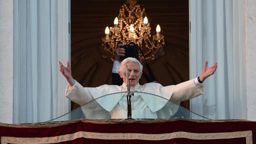 Benoît XVI au balcon de la résidence d'été des papes à Castel Gandolfo pour son dernier salut.