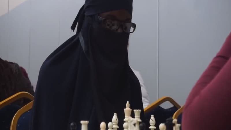 Un homme déguisé en femme lors d'un tournoi d'échecs au Kenya