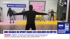 Paris: une séance de sport dans les couloirs du métro