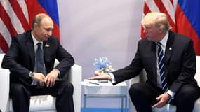 Le président russe Vladimir Poutine et son homologue américain Donald Trump, lors d'un sommet du G20 à Hambourg le 7 juillet 2017