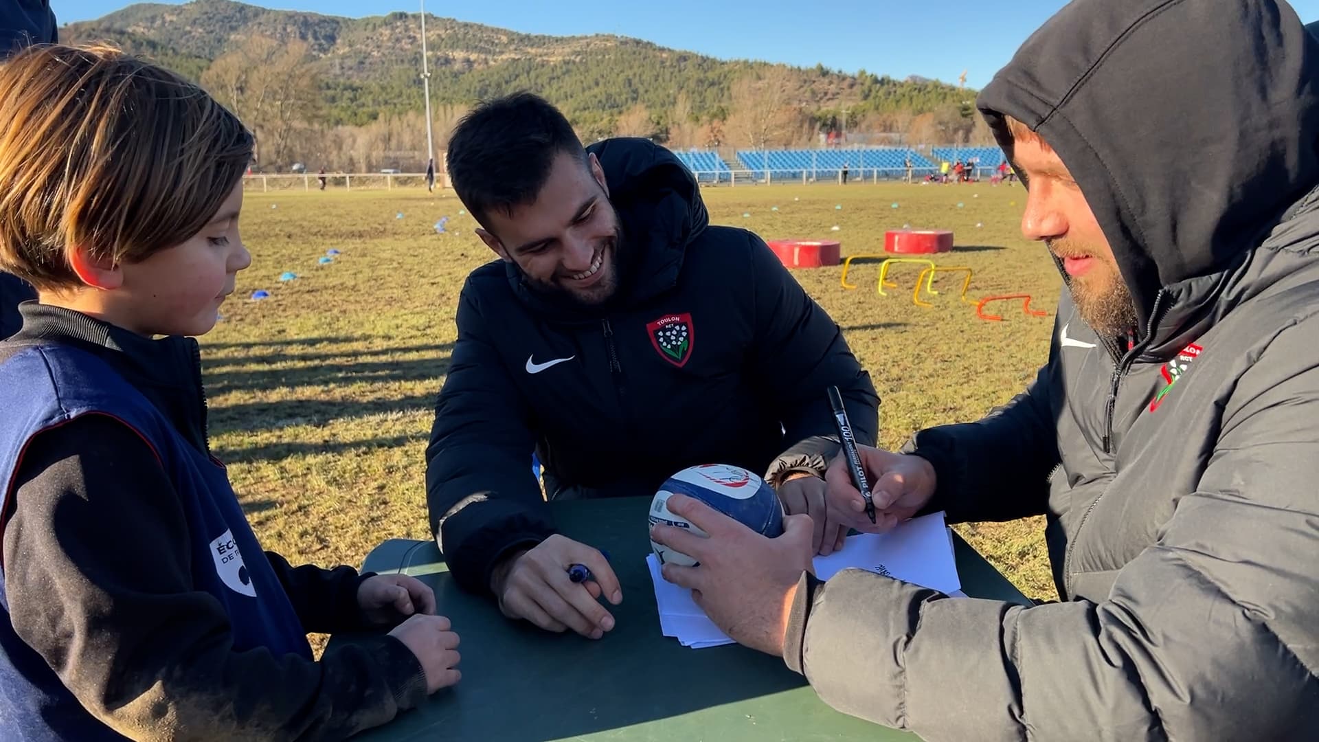 Aymeric Luc et Mattéo Le Corvec sont venus donner des conseils et passer un moment avec les jeunes joueurs de rugby de Digne-les-Bains. Le partenariat qui a permis cet échange est en place depuis deux ans. Aymeric Luc et Mattéo Le Corvec sont venus donner des conseils et passer un moment avec les jeunes joueurs de rugby de Digne-les-Bains. Le partenariat qui a permis cet échange est en place depuis deux ans.
